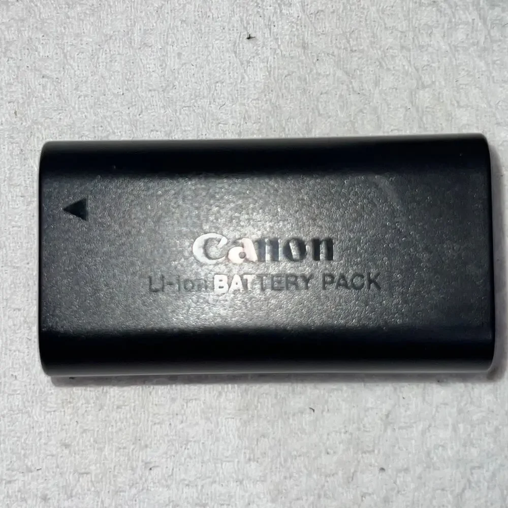 Canon ES8600 Hi8 8mm Camcorder 22x Zoom Battery Charger Bag Accessories